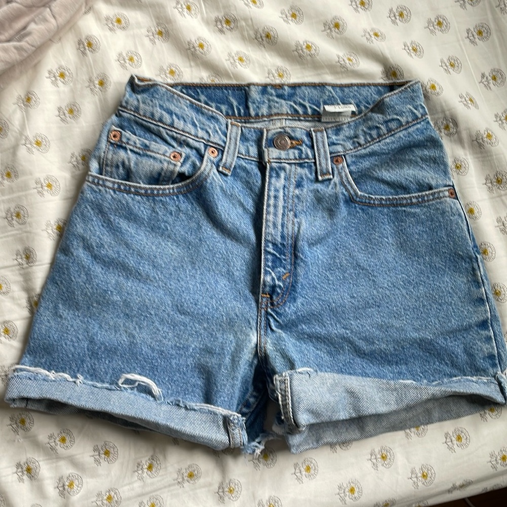 Levi’s 550 cutoff shorts